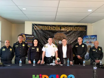 Motociclistas realizan exhibición de acrobacias durante evento en Plaza Juárez de Pachuca.