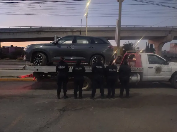 Policía recupera camioneta con reporte de robo en plaza Gran Sur, Mineral de la Reforma.