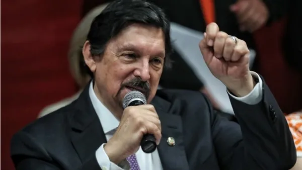 Agradece Gómez Urrutia apoyo de Sheinbaum luego del acuerdo histórico que terminó con la huelga de Cananea y benefició a cientos de familias mineras.