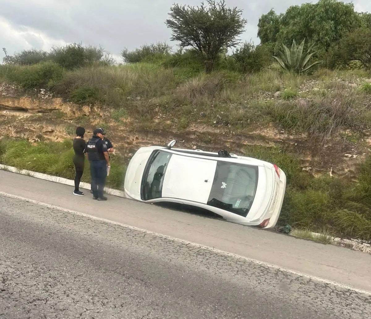 Auto se vuelca en la carretera Actopan–Pachuca; por poco ocurre una tragedia