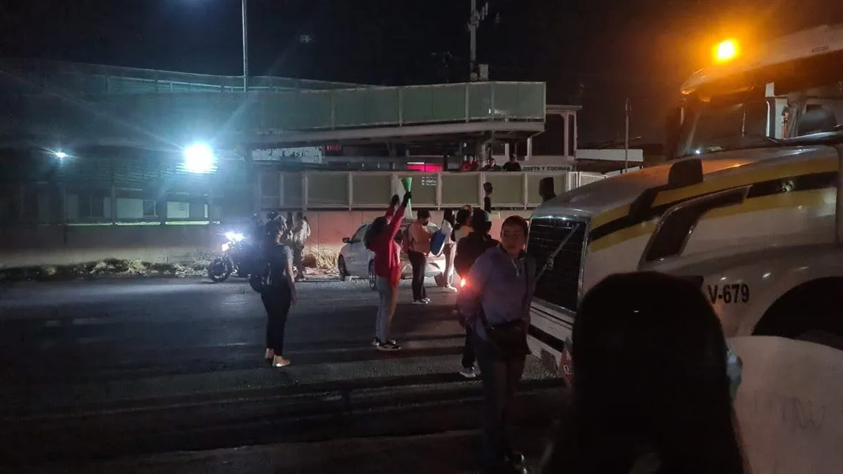 Habitantes de Tlahuiltepa bloquean la México-Pachuca exigen apoyo ante incendios forestales