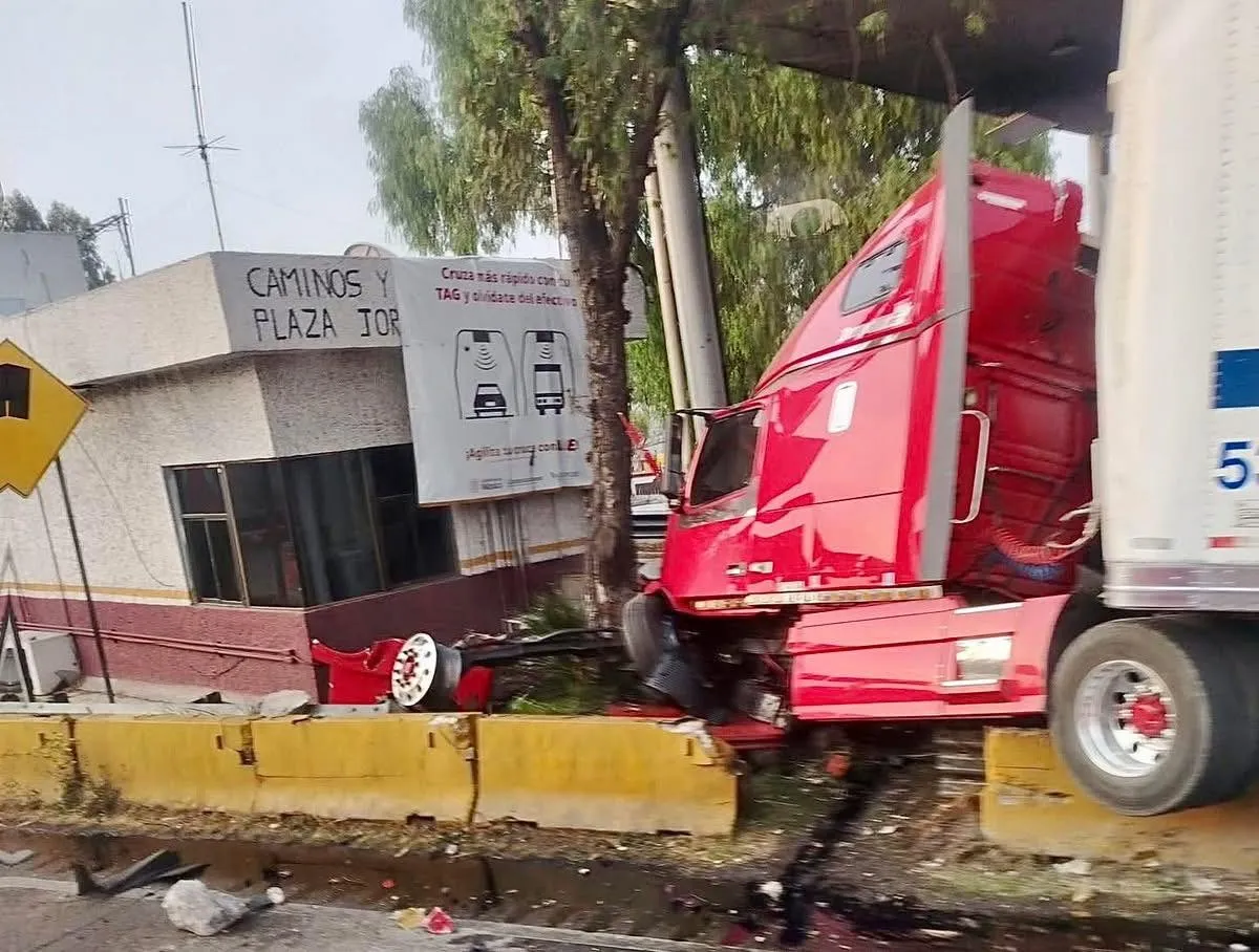 Tráiler se estrella contra caseta en la autopista México-Querétaro; hay cuatro lesionados