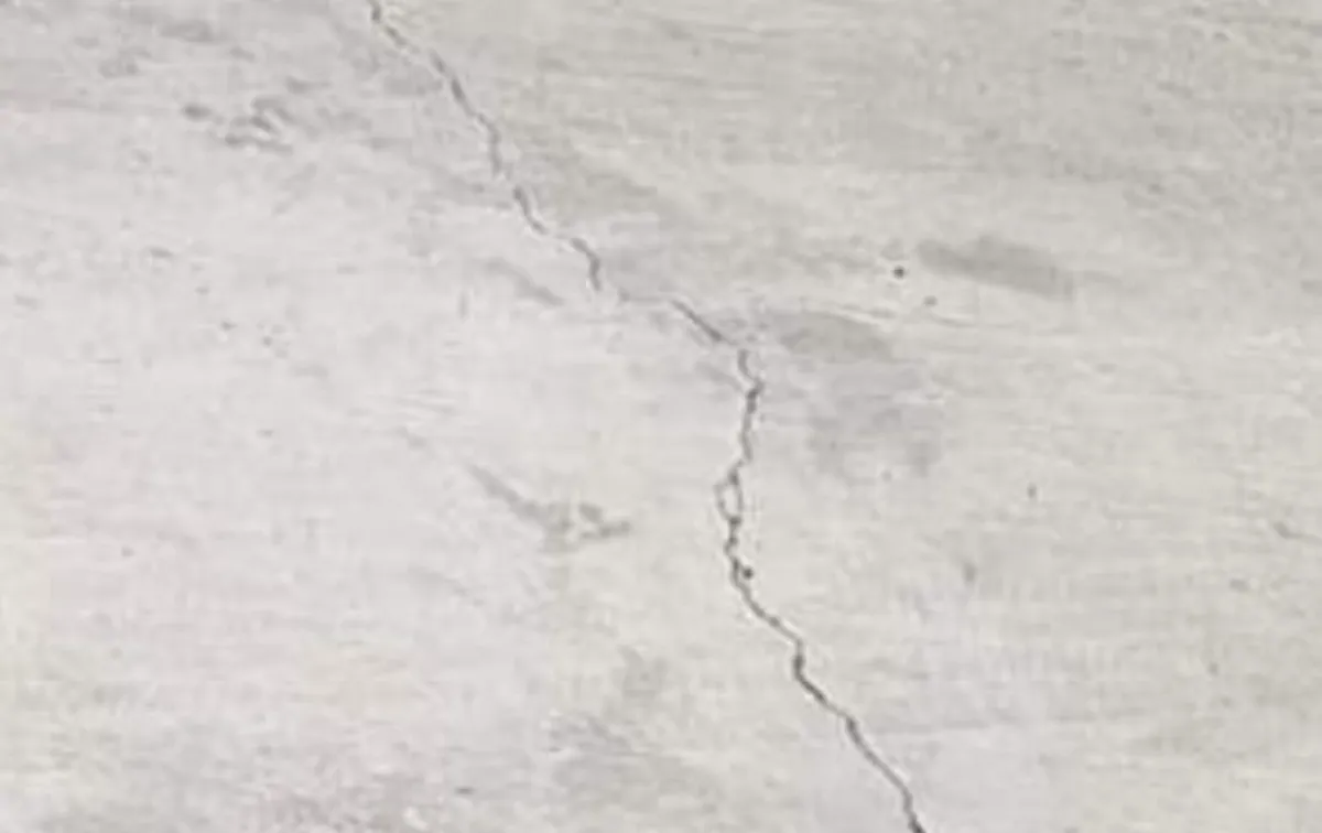 San Salvador: exhiben cuarteaduras en obra sin inaugurar