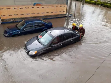 Encharcamientos y autos varados en Tulancingo por intensa lluvia