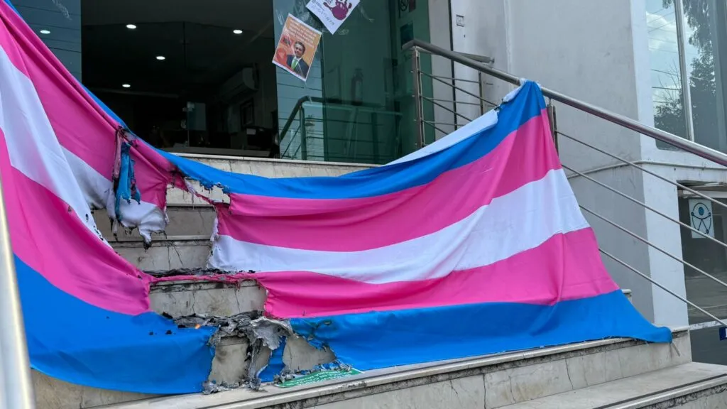 Queman bandera trans afuera de CDHEH; activista acusa violencia y omisiones de autoridades