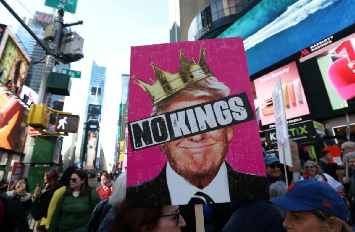 Manifestantes con pancartas contra Donald Trump durante la jornada nacional “No a los Reyes”.