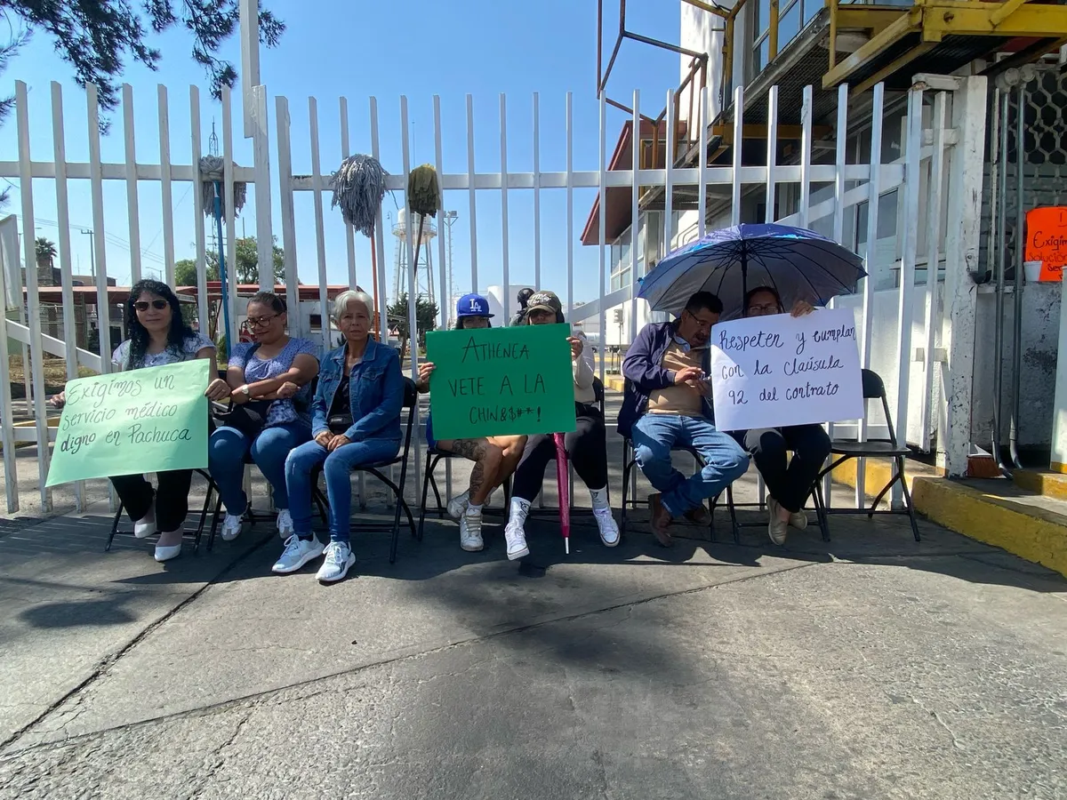 Jubilados y trabajadores de Pemex se manifiestan en Pachuca