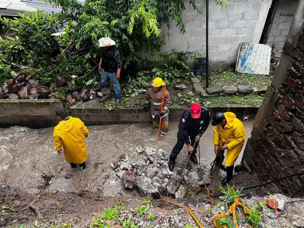 Calles anegadas, autos varados y casas dañadas: así pegó la lluvia en Tepeji