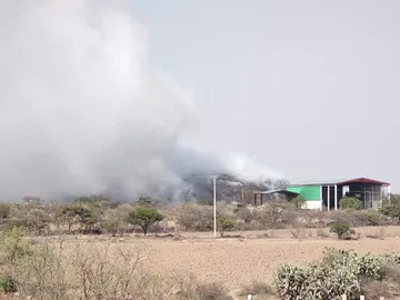 Preocupa contaminación y enfermedades por incendio en basurero de Huichapan