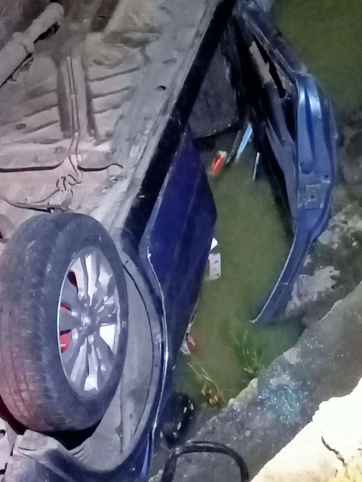 Dos lesionados al caer auto a río en Pachuca