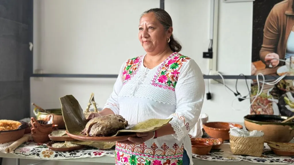 Con la sazón de su madre, María de Lourdes cocina la historia de su pueblo