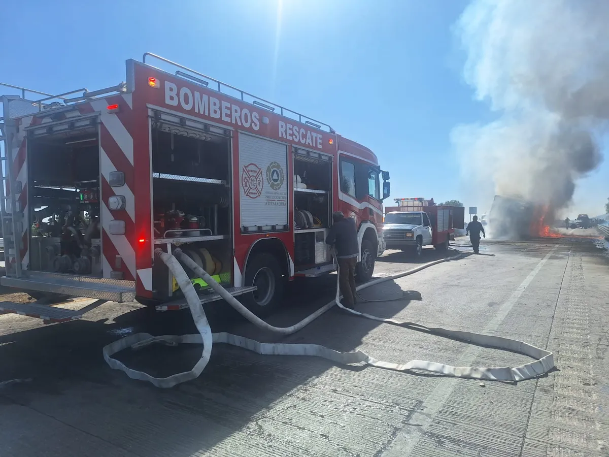 Accidente en el Arco Norte: Camión Torton se incendia a la altura de Atitalaquia | VIDEO