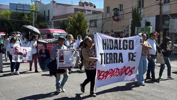 Madres buscadoras marchan en Pachuca con fotografías de familiares desaparecidos.