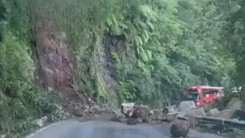 Grandes rocas sobre la carretera México-Tampico tras un derrumbe en Tlanchinol.