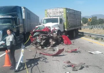 Autopista Arco Norte: auto choca contra torton; una persona sin vida