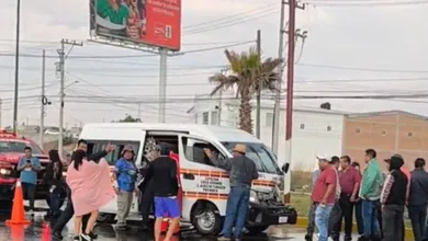 Combi choca con camioneta en la Pachuca-Actopan