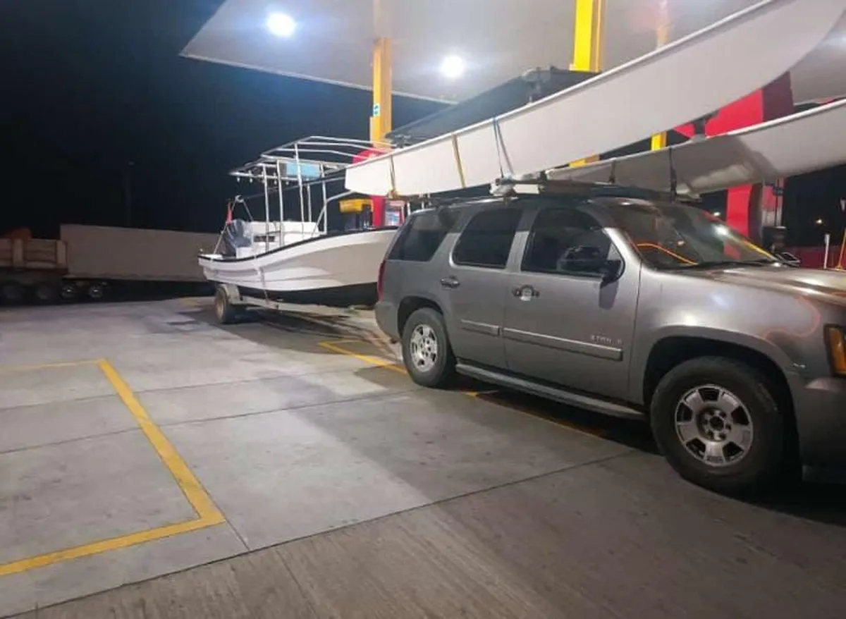 Autopista Arco Norte: roban camioneta y velero a familia