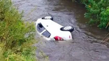 Auto cae a canal por las lluvias