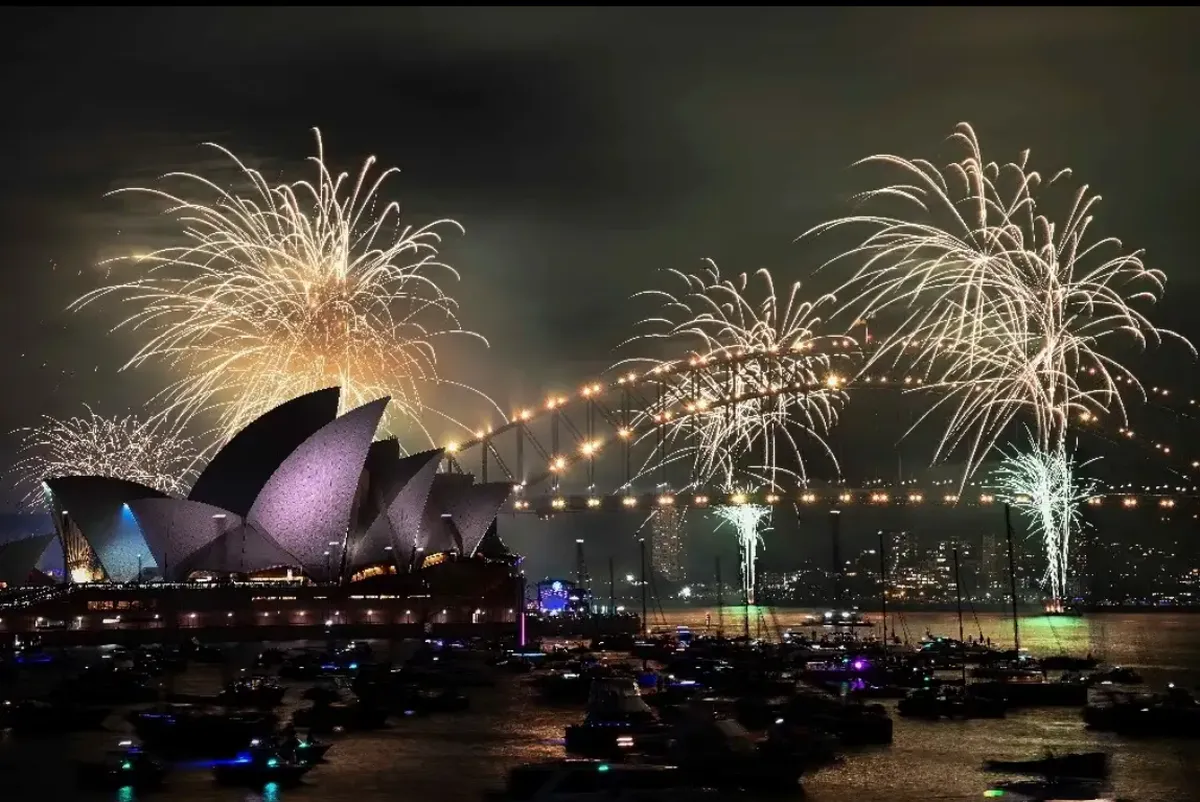 Australia y Nueva Zelanda reciben al 2025 con pirotecnia y luces