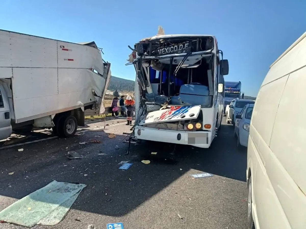 Carretera México-Tuxpan: choque entre autobús y camioneta deja 4 lesionados