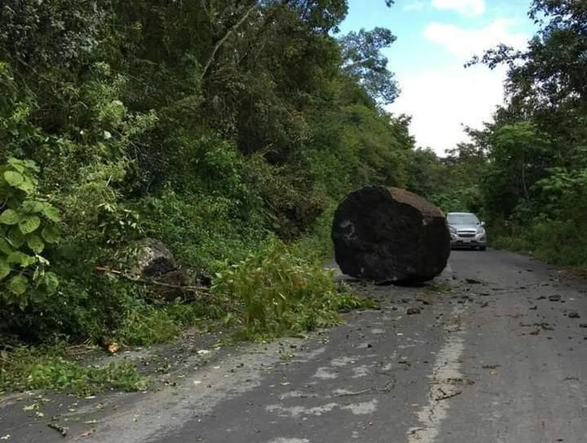 Alertan de desprendimiento de piedras en la carretera a Tenango de Doria