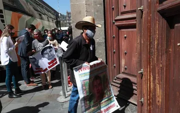 Arribo de los padres de los 43 estudiantes desaparecidos de Ayotzinapa a Palacio Nacional, para sostener una reunión con el presidente Andrés Manuel López Obrador. Foto Luis Castillo