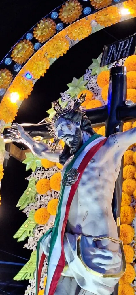 Ixmiquilpan: tapetes de colores y arcos florales en honor al Señor de Jalpan