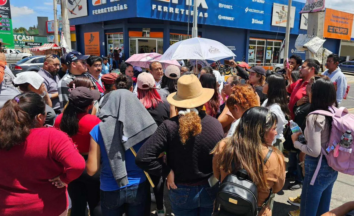 Tulancingo: Padres de familia se manifiestan; exigen la restitución de directora