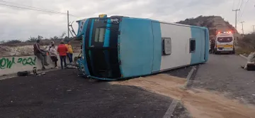 Carretera Progreso-Ixmiquilpan: 9 lesionados por volcadura de autobús
