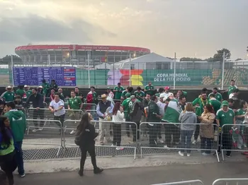 Miles de aficionados tuvieron que llegar desde las 5 de la mañana para sortear el fuerte operativo de seguridad en torno al estadio Ciudad de México. Foto Víctor Camacho
