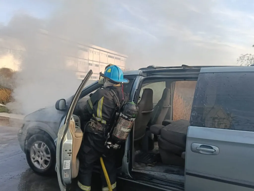 ¡Se prendió! Fuerte incendio consume camioneta en Mineral de la Reforma