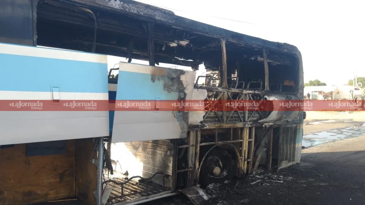 Autobús se incendia en la carretera México-Tulancingo: daños materiales y tráfico suspendido