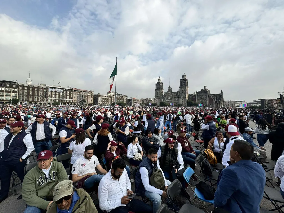 Ánimo festivo de simpatizantes que arriban al Zócalo para VI Informe de AMLO