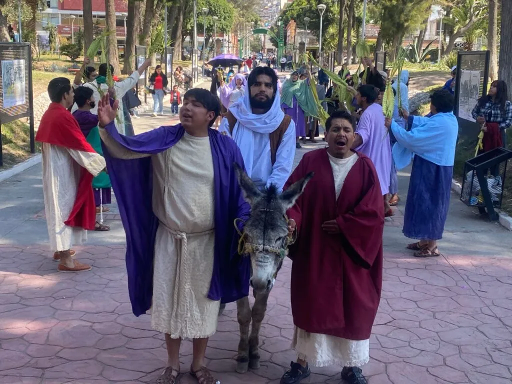 Con procesión y misa, celebran el Domingo de Ramos en Pachuca
