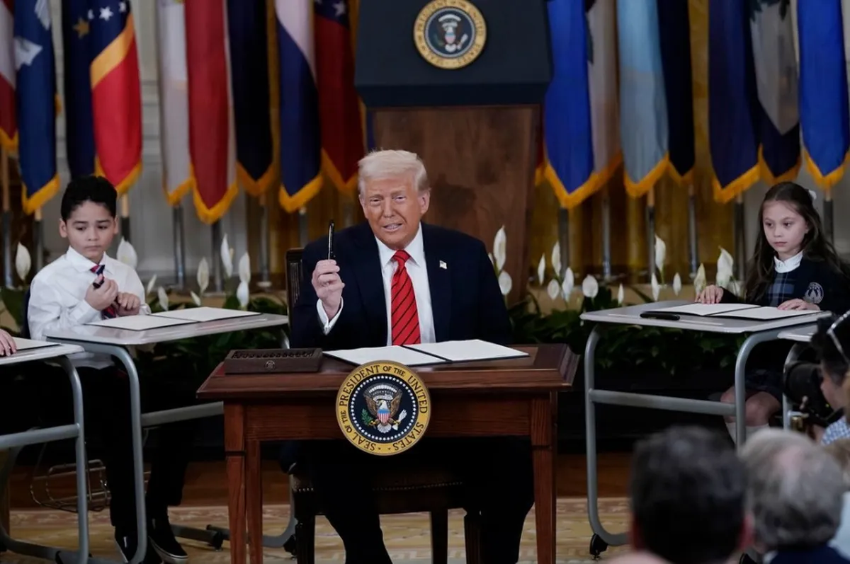 Trump firma orden que desmantela Departamento de Educación