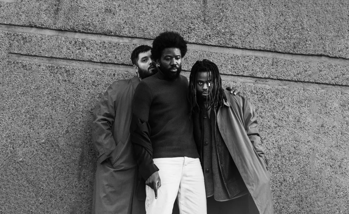 Young Fathers abre 2023 con el frenesí de “Rice”