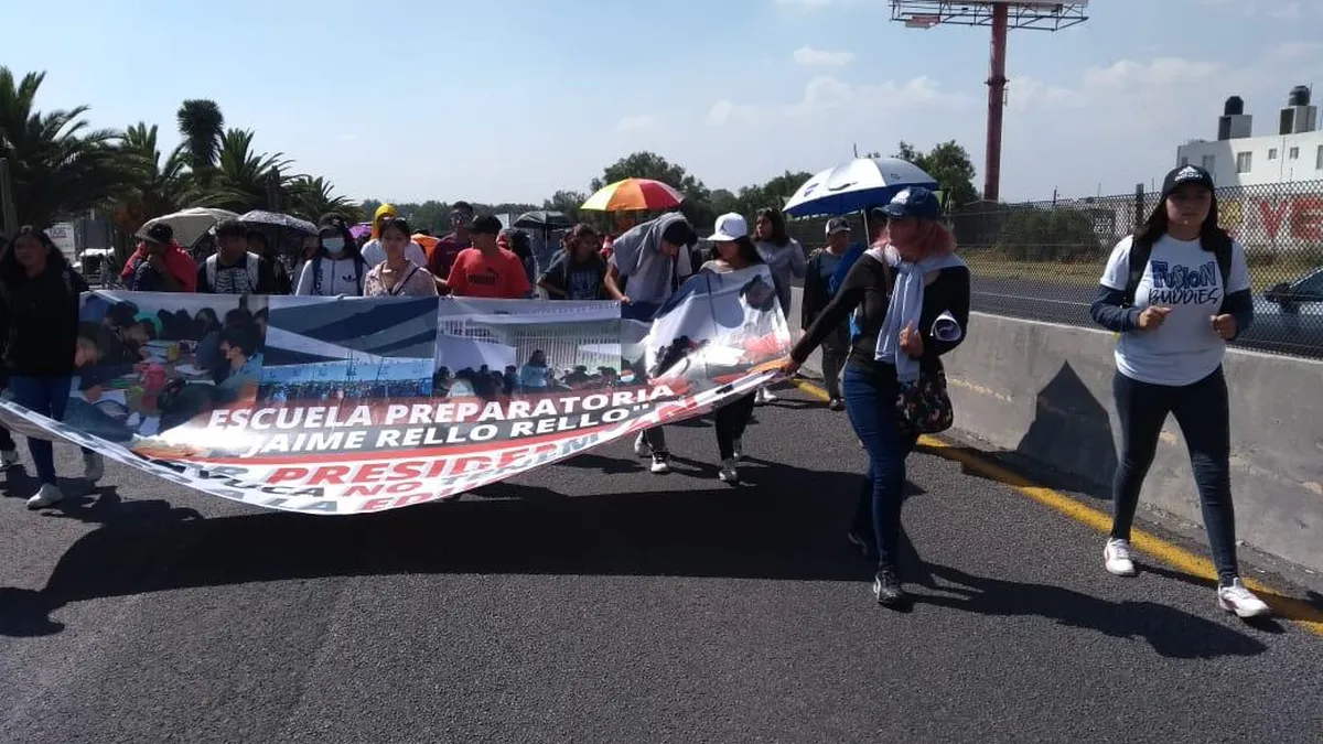 Estudiantes de preparatoria marchan y realizan bloqueo en Tizayuca