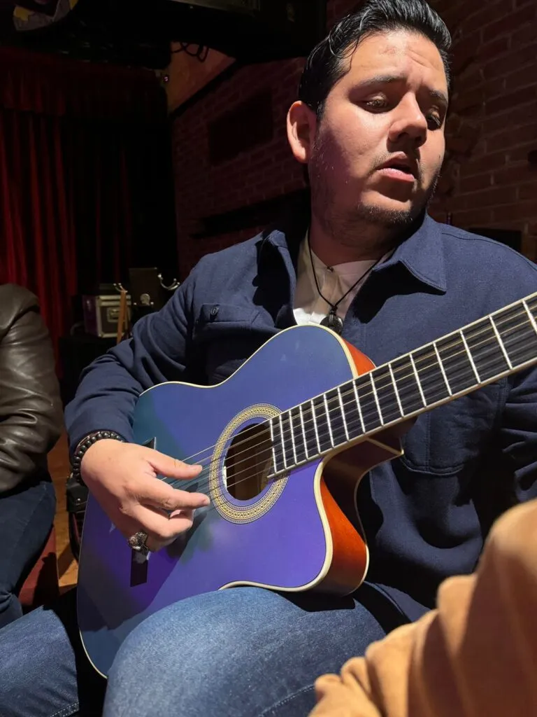 Carlos García, cantautor que resalta en la escena independiente hidalguense