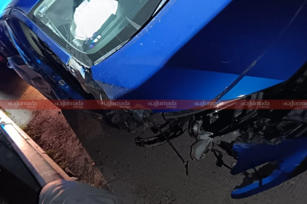 Accidente deja auto abandonado en cruce México-Pachuca y Arco Norte