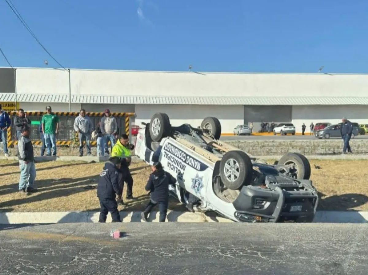 Movilización de emergencia tras volcadura de unidad policial en la vía Actopan–Pachuca.