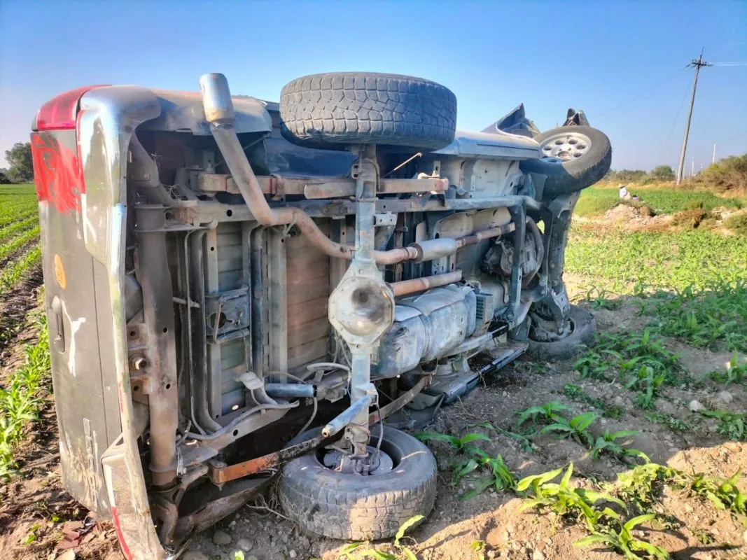 ¡Impactante! Volcadura deja hombre lesionado y daños materiales