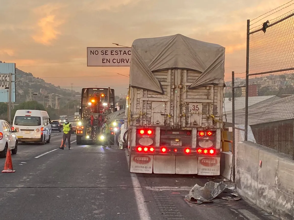 Autopista México-Pachuca: tractocamión se impacta contra poste