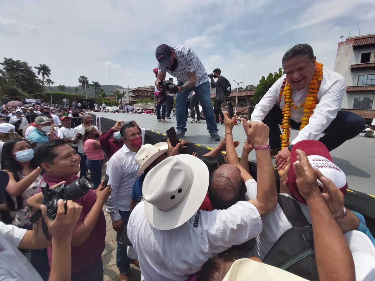 Julio Menchaca promete mejorar caminos en comunidades de la Huasteca