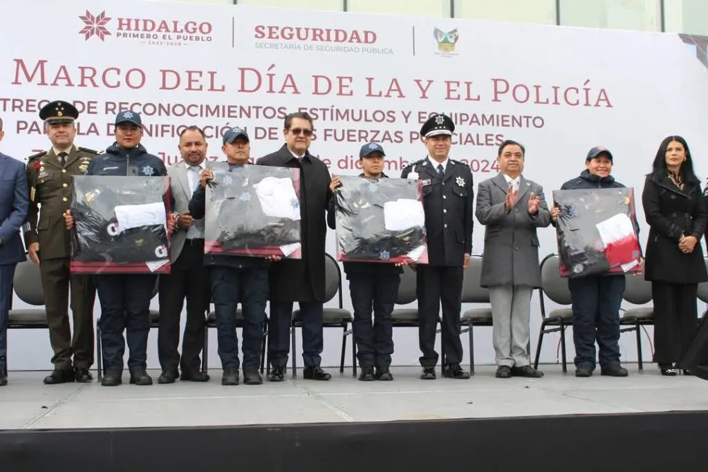 Gobierno de Hidalgo celebra a policías con aumento salarial, reconocimientos y equipamiento