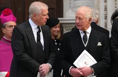 Detienen al príncipe Andrés en Reino Unido por investigación ligada al caso Epstein.