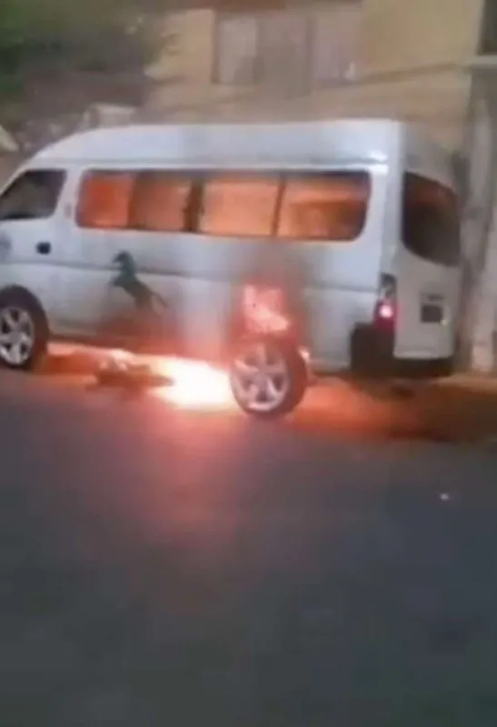 VIDEO | Chofer de combi embiste a asaltante y arrastra moto varios kilómetros; termina golpeado