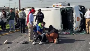 Combi volcada en la México-Pachuca