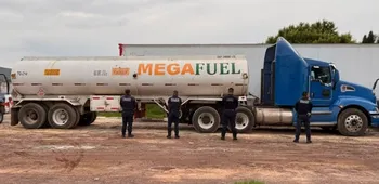 Aseguran tractocamión con 26 mil litros de huachicol en Hidalgo