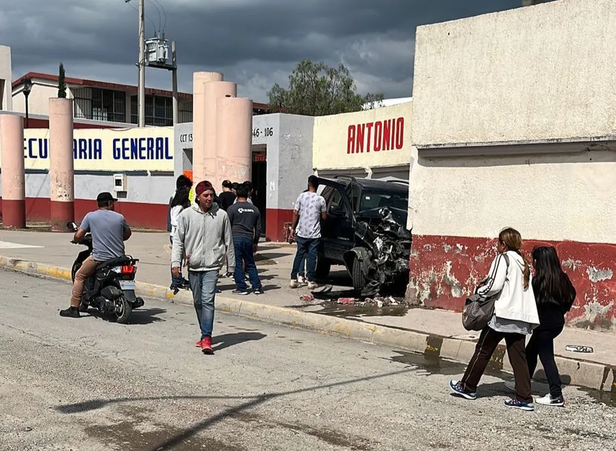 Tizayuca: Camioneta se impacta contra barda de secundaria