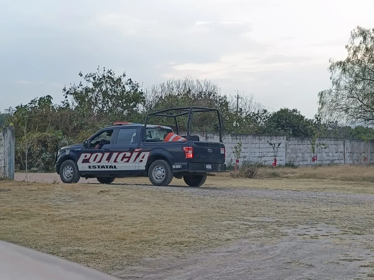 Policías estatales de Hidalgo realizan rondines de seguridad en panteones por Día de Muertos.